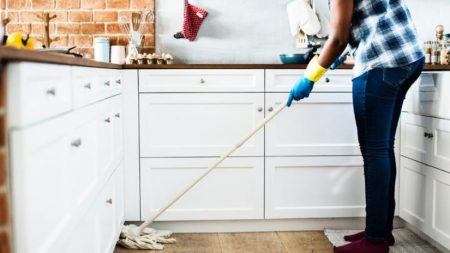 El esposo presenta una conmovedora razón por la cual “no ayuda” a su esposa con las tareas domésticas