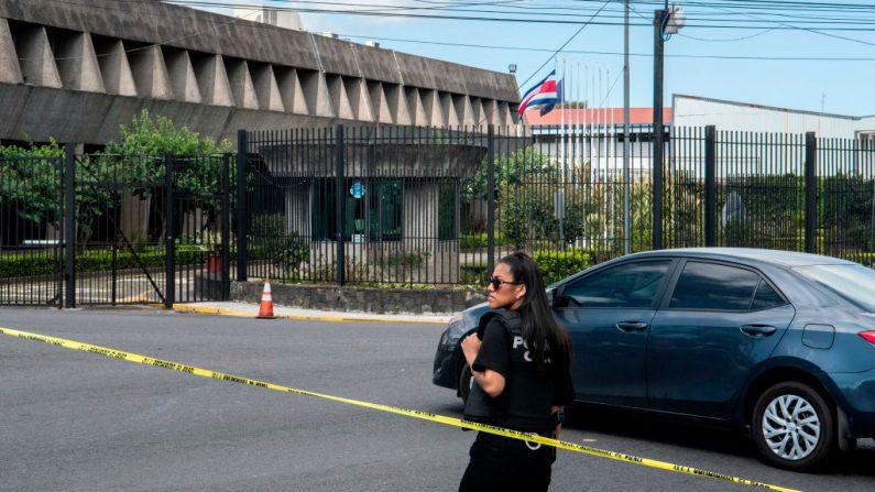 Una oficial de policía hace guardia frente a la Casa Presidencial (Palacio) de San José (Costa Rica) mientras la Oficina del Fiscal General realiza una redada por sospecha de violación de la privacidad de las personas, el 28 de febrero de 2020. (EZEQUIEL BECERRA/AFP vía Getty Images)