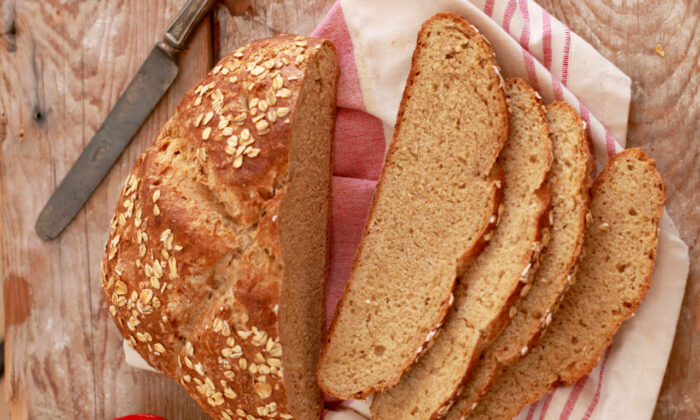 Este tradicional pan de soda irlandés tiene una hermosa corteza, una miga densa y un encantador sabor a trigo. (Gemma Stafford)