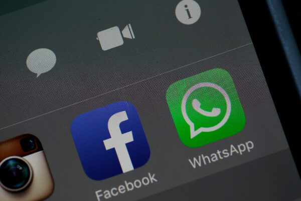 Las aplicaciones de Facebook y WhatsApp se muestran en un iPhone. (Justin Sullivan/Getty Images)