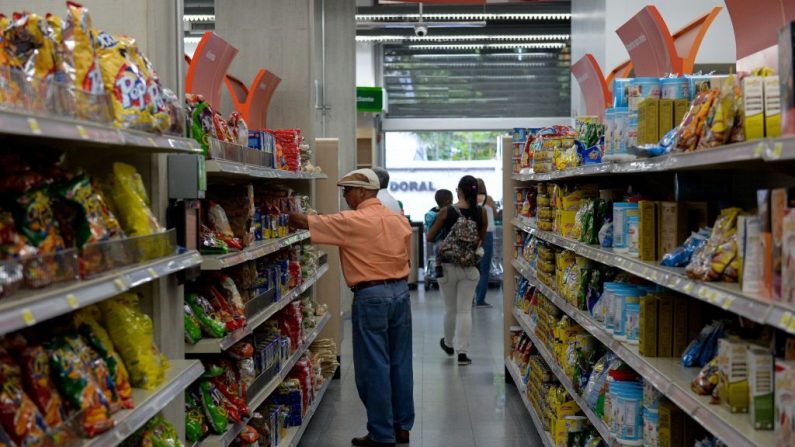 La gente compra en un supermercado en Caracas, Venezuela, el 23 de agosto de 2018. (Federico Parra/AFP vía Getty Images)