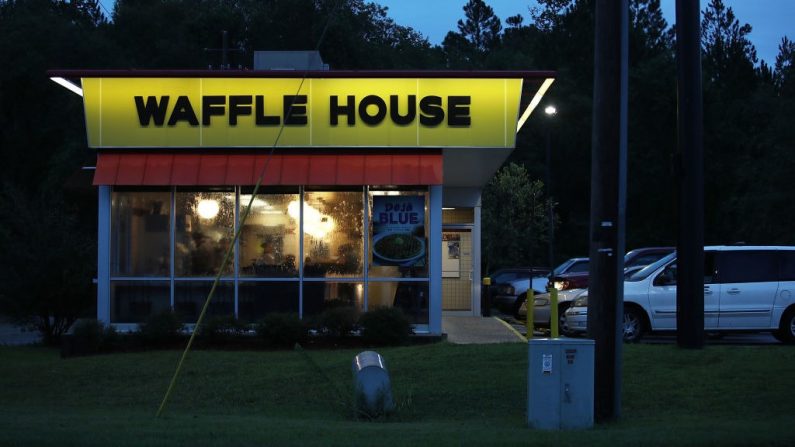 Un local de Waffle House después de que la tormenta tropical Gordon pasó por la zona el 5 de septiembre de 2018 en Bayou La Batre, Alabama. (Foto de Joe Raedle/Getty Images)