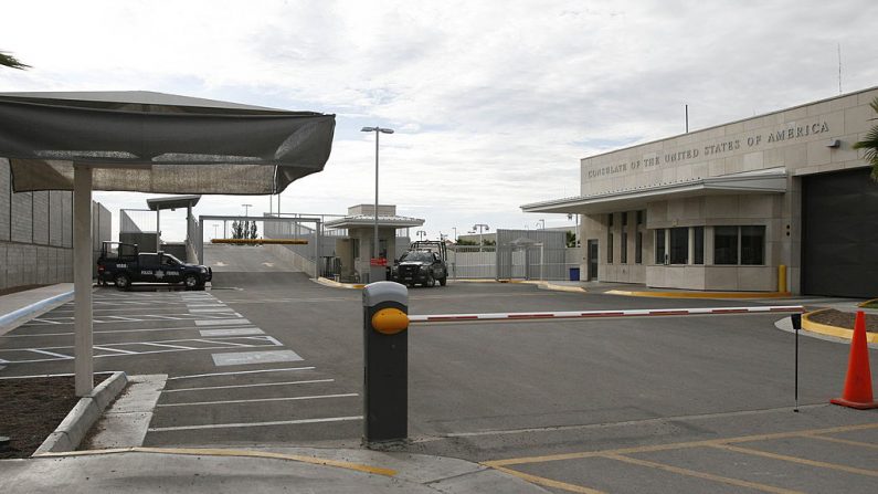 Vista general del consulado de los Estados Unidos en Ciudad Juárez, estado de Chihuahua, México, el 30 de julio de 2010. (El crédito de la foto debe leerse STR/AFP vía Getty Images)
