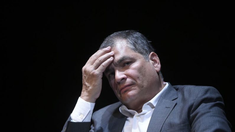El expresidente ecuatoriano Rafael Correa asiste a una reunión sobre el poder y los controles y el equilibrio en el teatro nacional de Bruselas (Bélgica) el 22 de octubre de 2018. (John Thys / AFP / Getty Images)