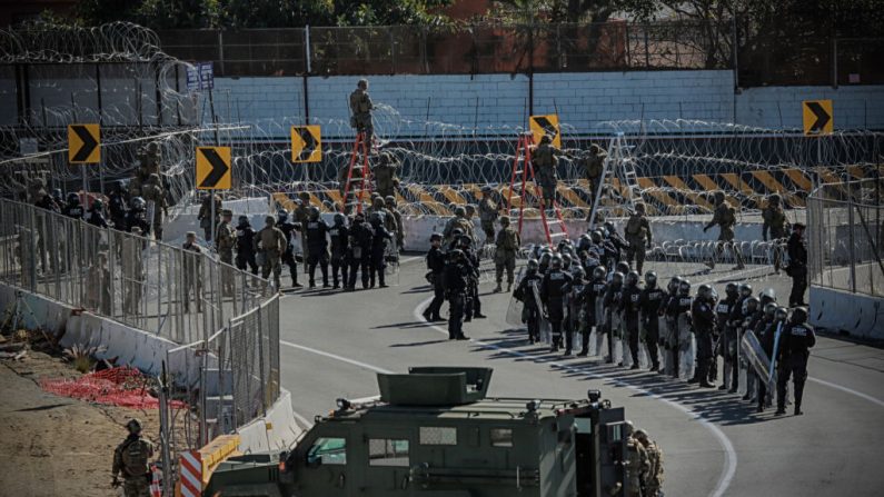 Personal militar de los Estados Unidos y agentes de la Patrulla Fronteriza aseguran la frontera entre Estados Unidos y México el 25 de noviembre de 2018 en el cruce fronterizo de San Ysidro al sur de San Diego, California. (Sandy Huffaker/ AFP a través de Getty Images)