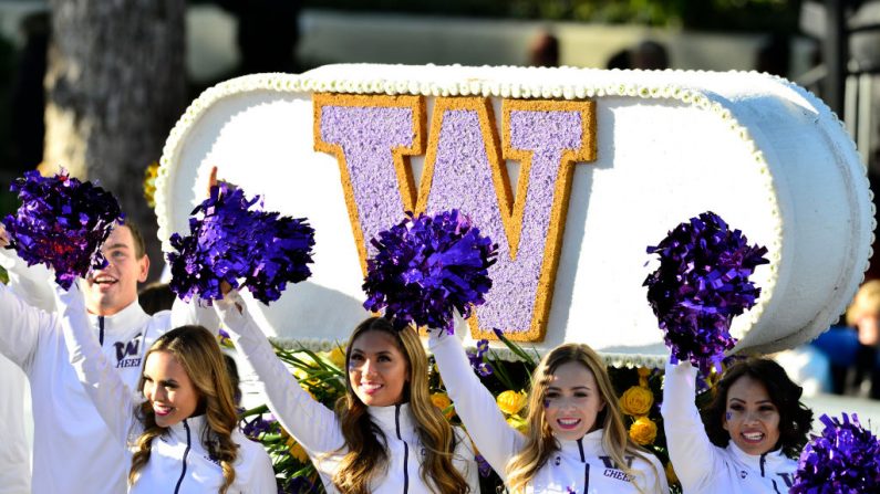 Las porristas de la Universidad de Washington participan en el 130° Desfile de las Rosas presentado por Honda 'The Melody Of Life' el 1 de enero de 2019, en Pasadena, California. (Foto de Jerod Harris/Getty Images)