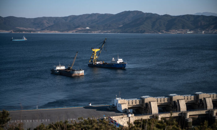 Barcos amarrados junto a la Presa del Mar Occidental, un sistema de presas, cámaras de bloqueo y compuertas que cierran el río Taedong del Mar Amarillo, en Nampo, Corea del Norte, el 7 de febrero de 2019. (Carl Court/Getty Images)
