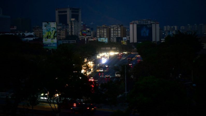 Vista de Caracas tomada el 8 de marzo de 2019 durante el peor apagón en la historia de Venezuela. Venezuela se sumió en la oscuridad después de que un masivo corte de electricidad paralizara casi todo el país. (Foto de RONALDO SCHEMIDT/AFP vía Getty Images)