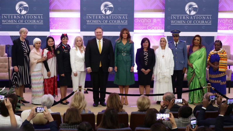 El Secretario de Estado, Mike Pompeo, y la Primera Dama, Melania Trump, en la Premiación Internacional Mujeres de Coraje 2019, en el edificio Harry S. Truman del Departamento de Estado el 7 de marzo de 2019 en Washington, DC. (Chip Somodevilla / Getty Images) 