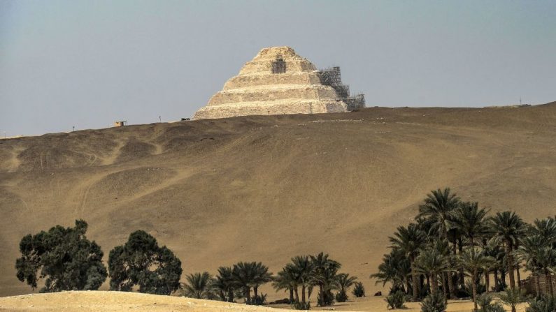 Esta fotografía tomada el 13 de abril de 2019 muestra una vista de la pirámide escalonada Djoser (o Zoser) en la necrópolis de Saqqara, a unos 35 kilómetros al sur de la capital, El Cairo, Egipto. (MOHAMED EL-SHAHED/AFP vía Getty Images)