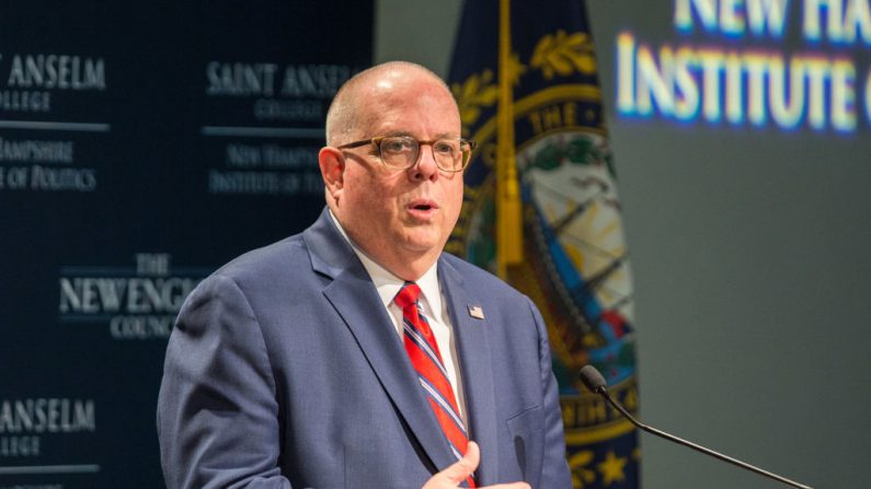 El gobernador de Maryland, Larry Hogan, habla en el Instituto de Política de New Hampshire haciendo una reflexión sobre la contienda presidencial del 23 de abril de 2019 en Manchester, New Hampshire.  (Scott Eisen/Getty Images)