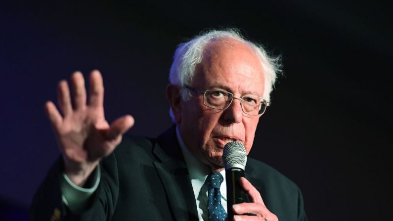 El candidato presidencial demócrata, el senador Bernie Sanders (I-Vt.) Se dirige a organizaciones de derechos de los inmigrantes en el 'Foro Presidencial de la Unidad de Libertad' en Pasadena, California, el 31 de mayo de 2019. (Mark Ralston/ AFP a través de Getty Images)
