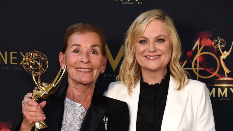 La ganadora del premio a los logros de toda una vida, la juez Judy Sheindlin, posa en la sala de prensa de la 46ª con Amy Poehler durante la edición de los Premios Emmy del día en el Centro Cívico de Pasadena, California, el 5 de mayo de 2019.  (Gregg DeGuire/Getty Images)