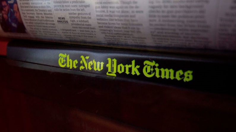 El logo del New York Times se ve en el estante de periódicos de una tienda en Washington DC, el 6 de agosto de 2019. (Foto de ALASTAIR PIKE/AFP vía Getty Images)