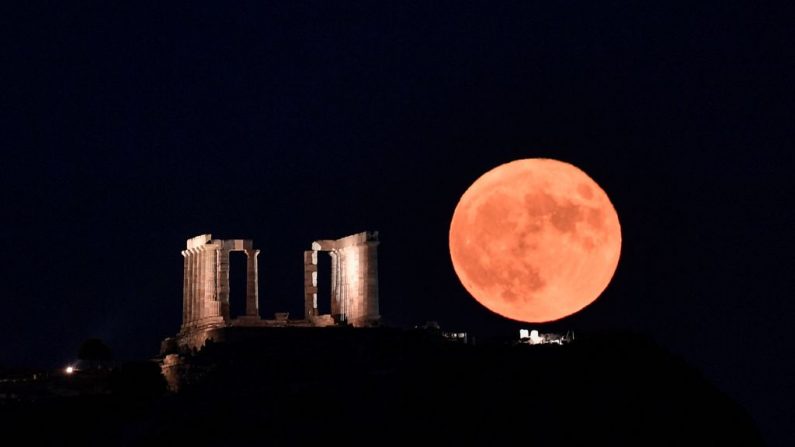 La Luna llena sale junto al templo de Poseidón en el Cabo de Sounion, a unos 70 km al sur de Atenas, el 15 de agosto de 2019. (Foto de LOUISA GOULIAMAKI/AFP) (LOUISA GOULIAMAKI/AFP a través de Getty Images)
