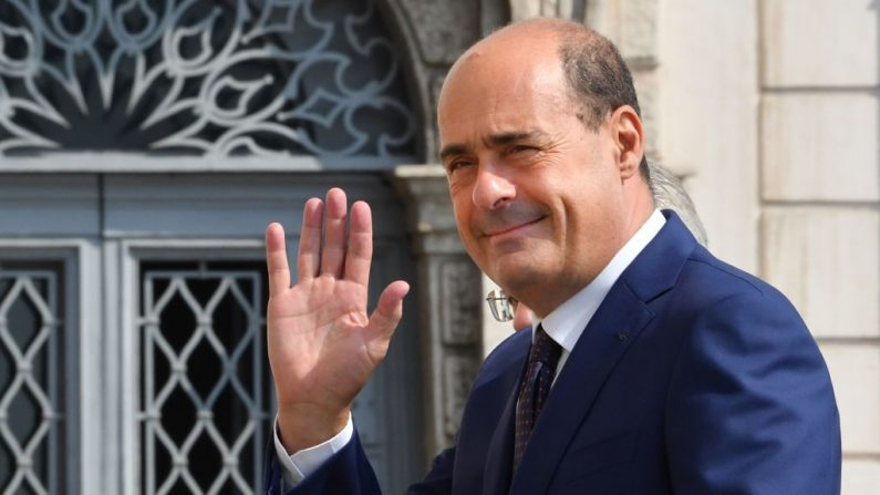 El líder del Partido Demócrata italiano (PD), Nicola Zingaretti, saluda al llegar a una reunión con el Presidente italiano en el marco de una segunda ronda de consultas con los partidos políticos en el palacio presidencial del Quirinal en Roma (Italia), el 28 de agosto de 2019. (ANDREAS SOLARO/AFP/Getty Images)