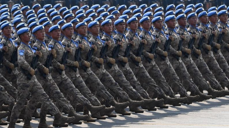 Personal del Ejército Popular de Liberación de China participa en un desfile militar en la Plaza Tiananmen en Beijing el 1 de octubre de 2019 (GREG BAKER/AFP a través de Getty Images)