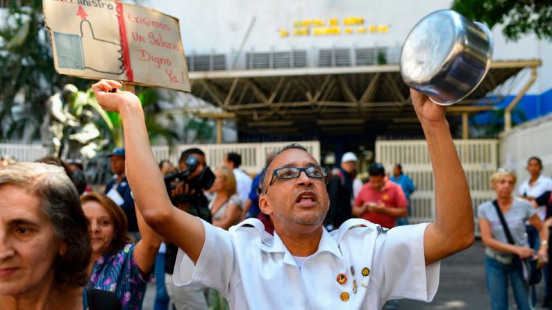 Trabajadores de la salud protestan frente el Hospital Infantil José Manuel de los Ríos en Caracas, Venezuela, el 19 de noviembre de 2019. (YURI CORTEZ/AFP vía Getty Images)
