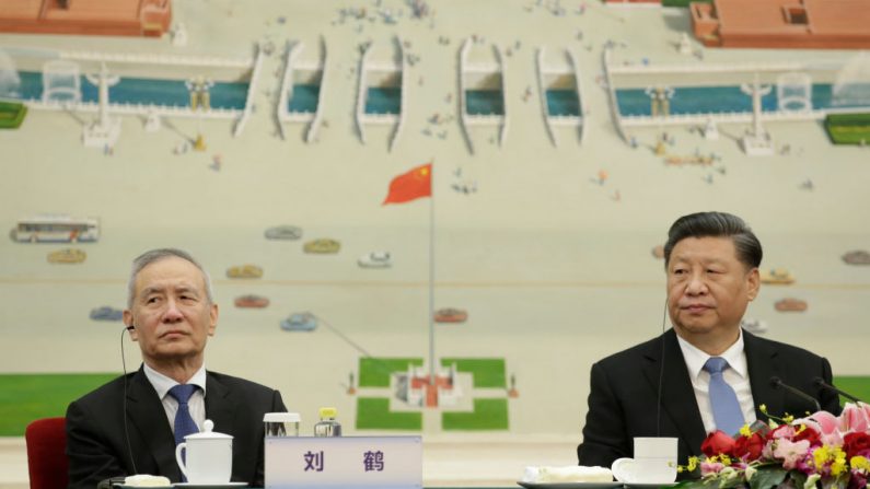 El líder chino Xi Jinping y el viceprimer ministro Liu He (izq) asisten a una reunión con los delegados del Foro de Nueva Economía 2019 en el Gran Salón del Pueblo en Beijing, China, el 22 de noviembre de 2019. (Jason Lee-Pool/Getty Images)