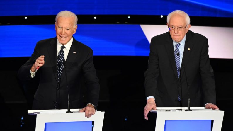 Los aspirantes presidenciales demócratas, el exvicepresidente Joe Biden y el senador Bernie Sanders, en el séptimo debate de las primarias demócratas de la temporada de la campaña presidencial de 2020, en Des Moines, Iowa, el 14 de enero de 2020. (ROBYN BECK/AFP vía Getty Images)