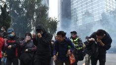 Policía dispara gases lacrimógenos a manifestantes que regresan a las calles de Hong Kong