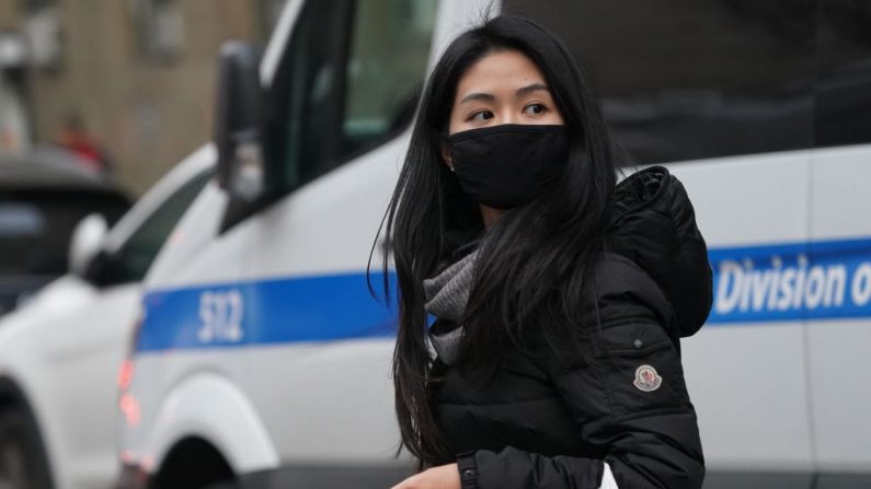 Una mujer lleva una máscara protectora cerca de la sección del Barrio Chino de la ciudad de Nueva York el 23 de enero de 2020. (Foto de TIMOTHY A. CLARY/AFP vía Getty Images)