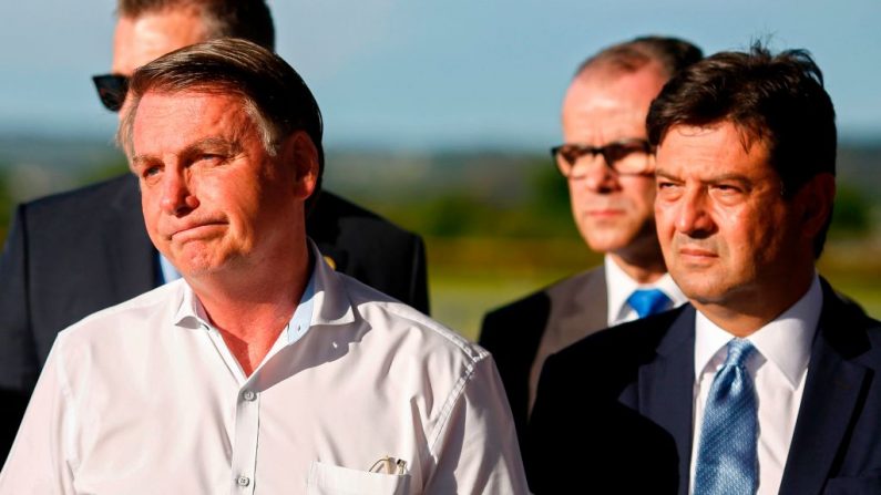 El presidente brasileño Jair Bolsonaro da una conferencia de prensa sobre el coronavirus con el Ministro de Salud Luiz Mandetta (R) en el Palacio Alvorada de Brasilia, el 31 de enero de 2020. (Foto de SERGIO LIMA/AFP vía Getty Images)
