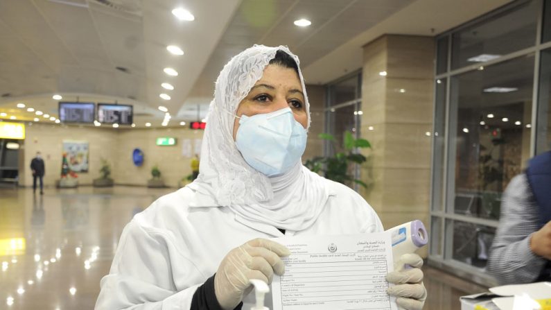 Un empleado de la Autoridad de Cuarentena de Egipto sostiene un formulario de salud que deben llenar los viajeros que llegan al Aeropuerto Internacional de El Cairo (Egipto) el 1º de febrero de 2020, en medio de los esfuerzos por detectar posibles casos del nuevo coronavirus. (AFP vía Getty Images)