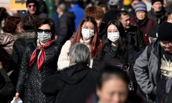 La gente usa máscaras quirúrgicas por temor al coronavirus en Flushing, un barrio del distrito de Queens en la Ciudad de Nueva York, el 3 de febrero de 2020. (Johannes Eisele/AFP a través de Getty Images)
