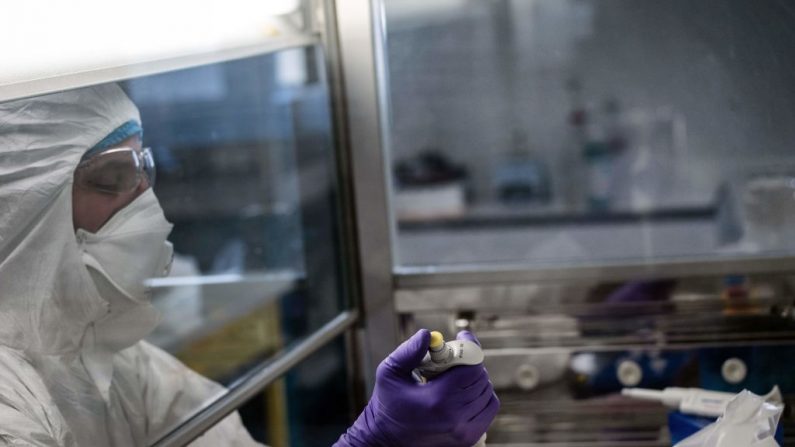 Un científico trabaja en el laboratorio de la universidad VirPath, clasificado como nivel de seguridad "P3", el 5 de febrero de 2020 mientras tratan de encontrar un tratamiento eficaz contra el nuevo coronavirus. (Foto de JEFF PACHOUD/AFP vía Getty Images)
