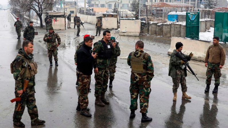 Soldados afganos se reúnen en una carretera tras un ataque suicida cerca de la base de la Academia Militar Marshal Fahim en Kabul (Afganistán) el 11 de febrero de 2020. (Imagen de archivo de AFP/Getty Images)