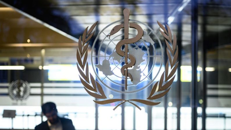Una foto tomada el 12 de enero de 2020 muestra un letrero de la Organización Mundial de la Salud (OMS) en su sede en Gibebra, Suiza. (FABRICE COFFRINI/AFP vía Getty Images) 