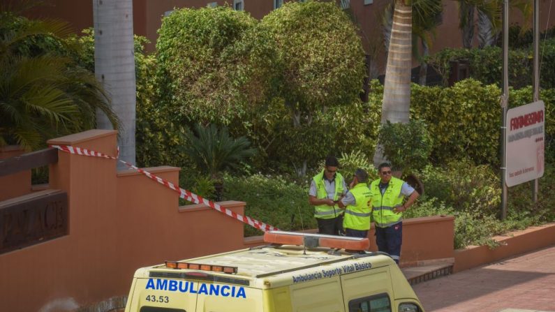 Los conductores de ambulancias se encuentran en el exterior del Hotel H10 Costa Adeje Palace en La Caleta, el 25 de febrero de 2020, donde cientos de personas fueron confinadas después de que un turista italiano fuera hospitalizado con un presunto caso de virus del PCCh. (Foto de DESIREE MARTIN/AFP vía Getty Images)
