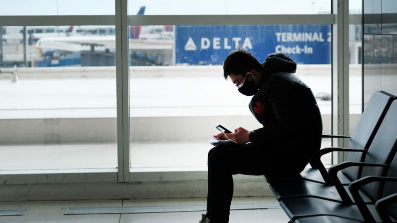 En la terminal que sirve a los aviones con destino a China, la gente usa máscaras médicas por la preocupación del Coronavirus en el aeropuerto John F. Kennedy (JFK) por la preocupación del Coronavirus el 31 de enero de 2020 en la ciudad de Nueva York. (Foto de contexto Spencer Platt/Getty Images)
