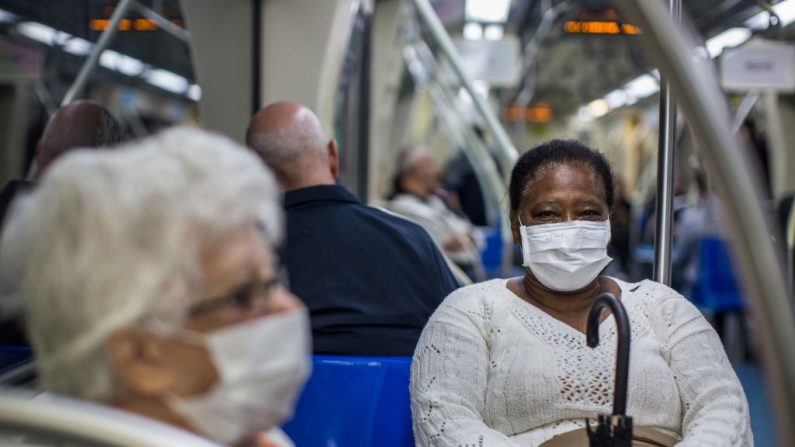 La gente usa máscara protectora en el metro el 27 de febrero de 2020 en São Paulo, Brasil. (Foto de Victor Moriyama/Getty Images)
