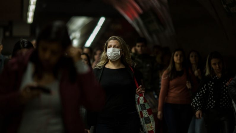 Una mujer lleva una máscara protectora mientras camina por el metro el 27 de febrero de 2020 en São Paulo, Brasil.  (Foto de Victor Moriyama/Getty Images)
