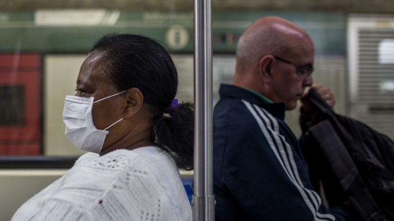 Una mujer lleva una máscara protectora en el metro el 27 de febrero de 2020 en São Paulo, Brasil. Brasileño que integró equipo ganador del Nobel de la Paz muere por el coronavirus del PCCh. (Foto de Victor Moriyama/Getty Images)
