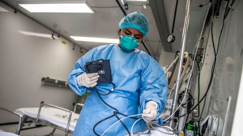 Dos médicos se suman a 1287 muertos por COVID-19 en Perú, con 45,928 casos. (Foto de ERNESTO BENAVIDES/AFP vía Getty Images)