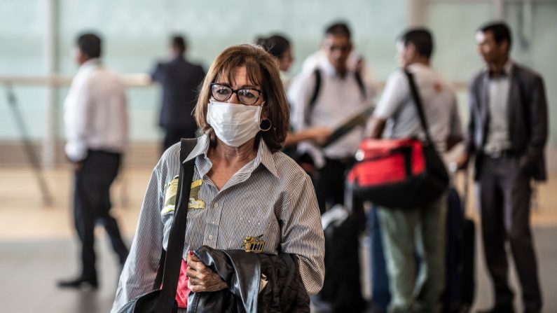 Una pasajera lleva una máscara protectora, como medida preventiva con respecto al virus del PCCh, en el aeropuerto internacional Jorge Chávez, en Lima, el 27 de febrero de 2020. (Foto de ERNESTO BENAVIDES/AFP vía Getty Images)
