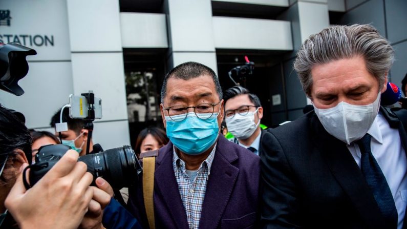 El magnate de los medios de Hong Kong y fundador del periódico Apple Daily, Jimmy Lai (centro), abandona la estación de policía de la ciudad de Kowloon, en Hong Kong, el 28 de febrero de 2020. (Isaac Lawrence/AFP a través de Getty Images)