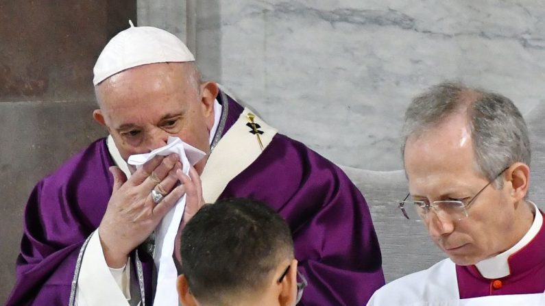 El Papa Francisco se limpia la nariz durante la misa del miércoles de ceniza que abre la Cuaresma, el 26 de febrero de 2020, en la iglesia de Santa Sabina en Roma.(ALBERTO PIZZOLI/AFP vía Getty Images)