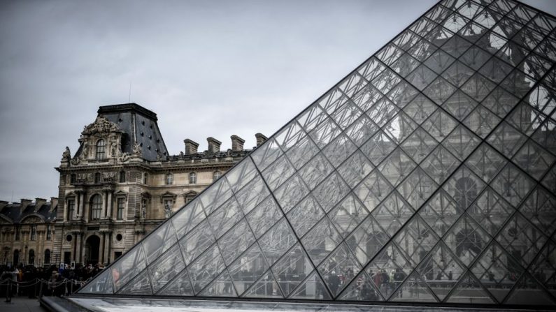 La gente hace cola en la entrada de la Pirámide del Louvre (Francia) el 28 de febrero de 2020 en París. (STEPHANE DE SAKUTIN/AFP/Getty Images)