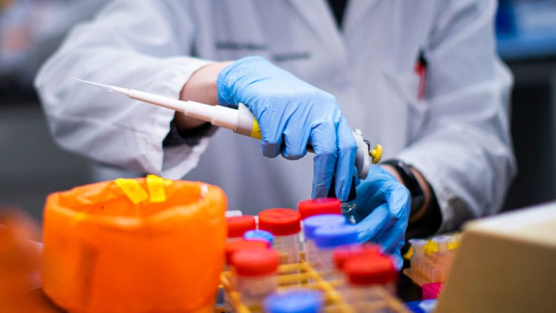 Un investigador trabaja en un laboratorio que está desarrollando pruebas para el coronavirus COVID-19 en el Hackensack Meridian Health Center for Discovery and Innovation el 28 de febrero de 2020, en Nutley, Nueva Jersey. (Kena Betancur/Getty Images)