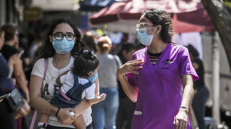 En las calles de Culiacán, en el estado de Sinaloa, dos mujeres caminan por las calles llevando máscaras faciales de protección el 28 de febrero de 2020 mientras el virus del PCCh se propaga por todo el mundo. (RASHIDE FRIAS/AFP vía Getty Images)