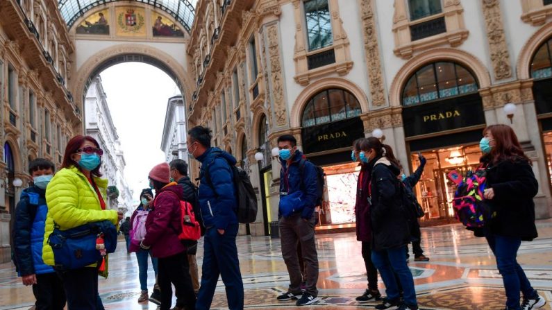 Los turistas con máscaras protectoras se ven en la Galería Vittorio Emanuele II el 29 de febrero de 2020 en el centro de Milán, Italia. (Foto de MIGUEL MEDINA / AFP /  Getty Images)