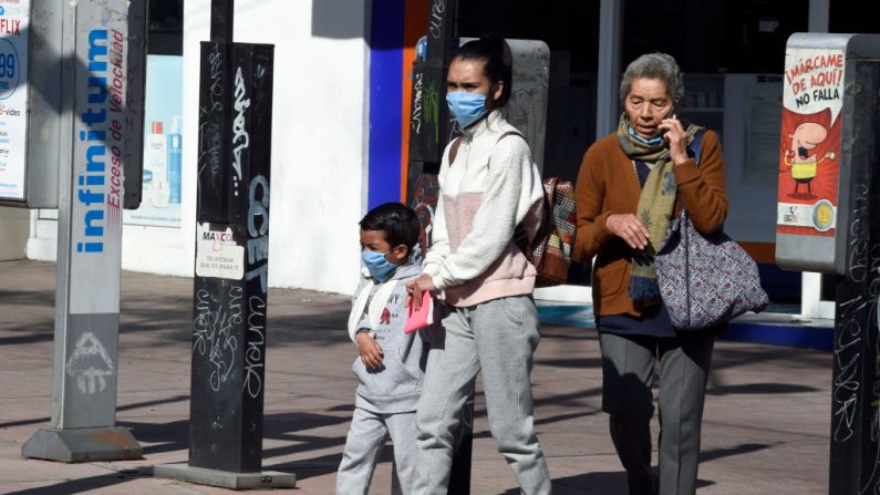 Los miembros de una familia usan máscaras protectoras frente al Instituto Nacional de Enfermedades Respiratorias en la Ciudad de México (México) el 29 de febrero de 2020 a medida que el nuevo coronoavirus, COVID-19, se extiende por todo el mundo. (ALFREDO ESTRELLA / AFP / Getty Images)