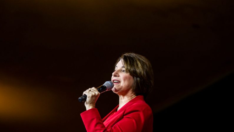  La excandidata presidencial demócrata, la senadora Amy Klobuchar (D-MN), habla durante un mitin de campaña en el Teatro Altria el 29 de febrero de 2020 en Richmond, Virginia. (Zach Gibson/Getty Images)