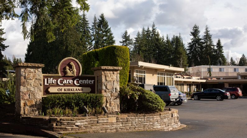 Entrada al Life Care Center de Kirkland el 29 de febrero de 2020 en Kirkland, Washington. (David Ryder/Getty Images)