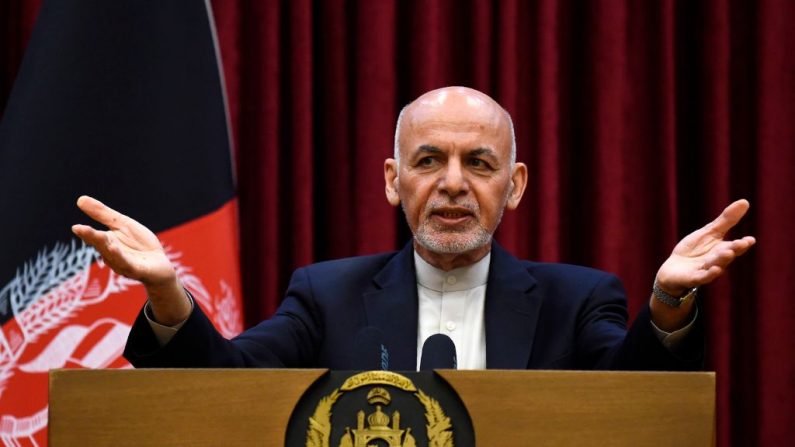 El presidente afgano Ashraf Ghani hace un gesto mientras habla durante una conferencia de prensa en el palacio presidencial de Kabul el 1 de marzo de 2020. (WAKIL KOHSAR/AFP vía Getty Images)