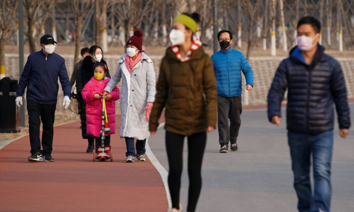 Gente con mascarillas camina en un parque en Beijing el 29 de febrero de 2020. (Lintao Zhang/Getty Images)
